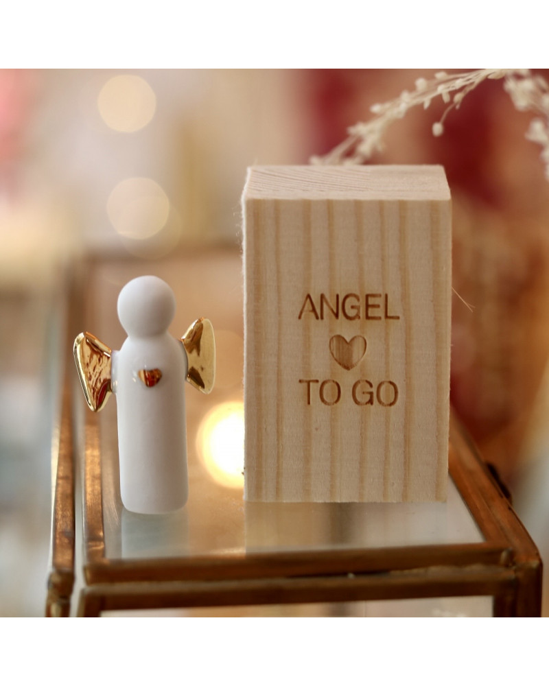 Boîte porte bonheur petit ange au coeur doré en porcelaine